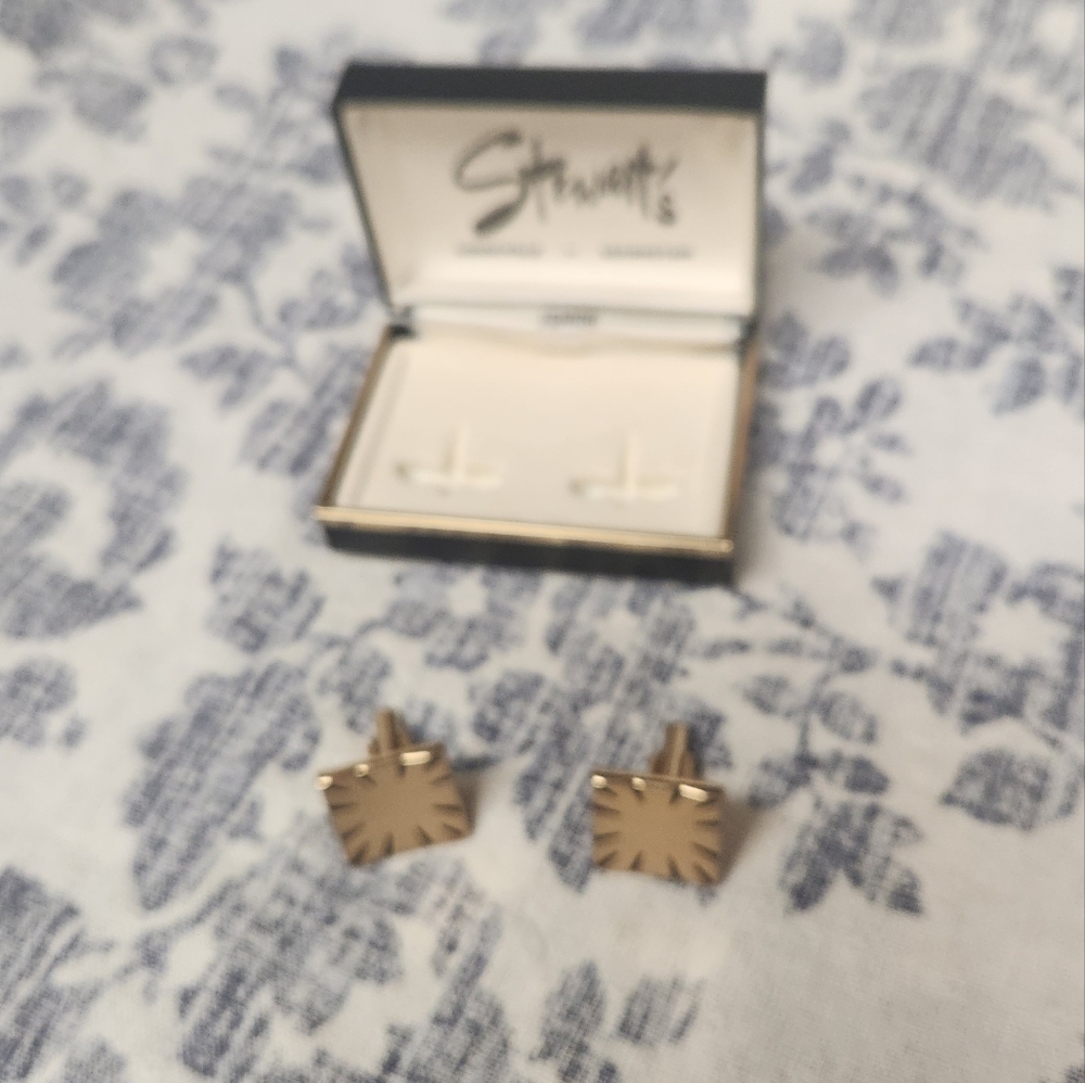 SWANK Gold Square Cufflinks - Picture 8 of 11